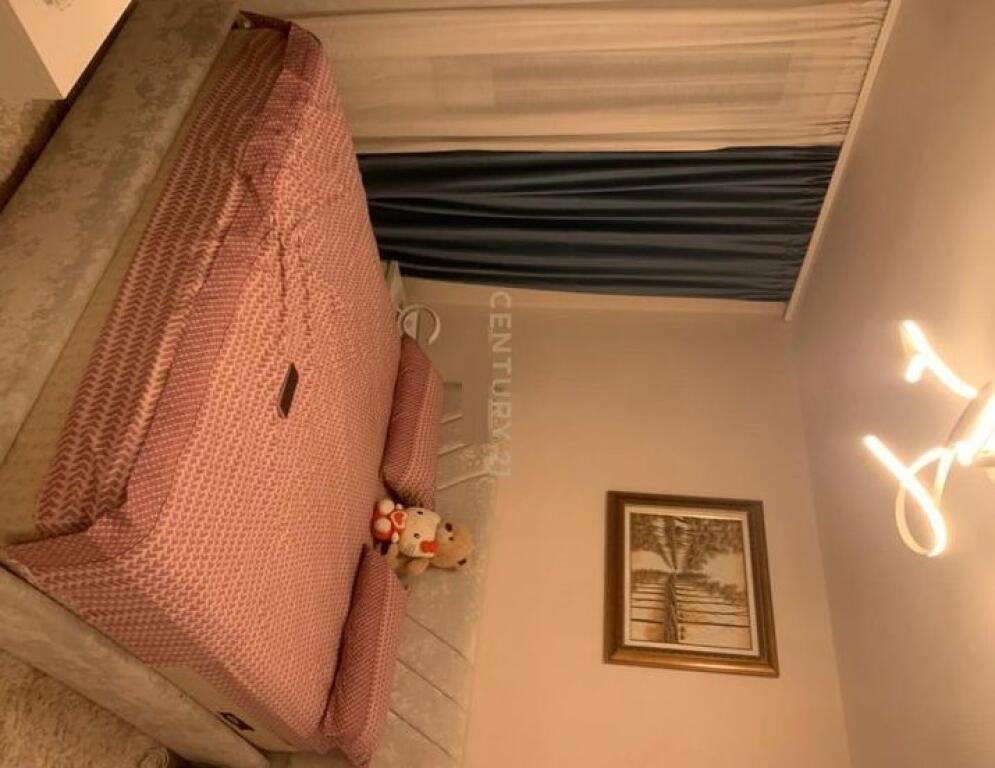 Ofrojm apartament 2+1 per Shitje ne Kinostudio