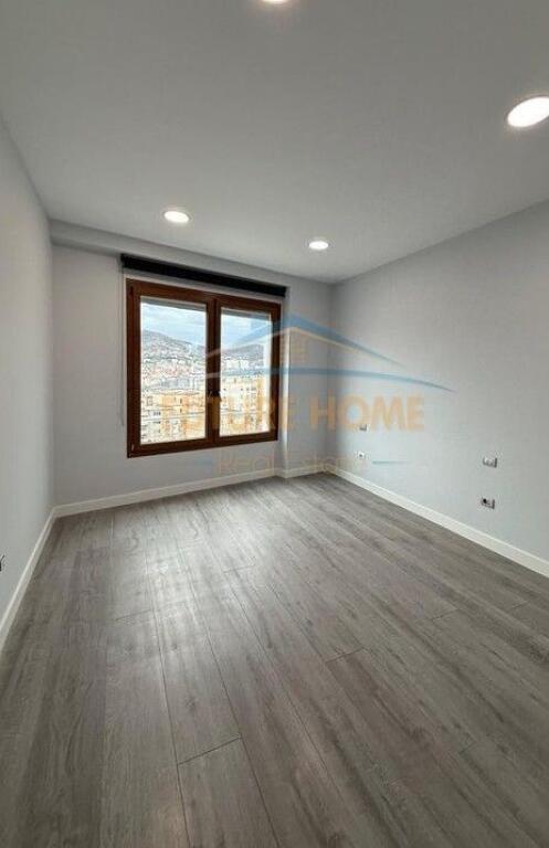 Qira, Ambient per zyra, Hilton Garden Inn Tirana.