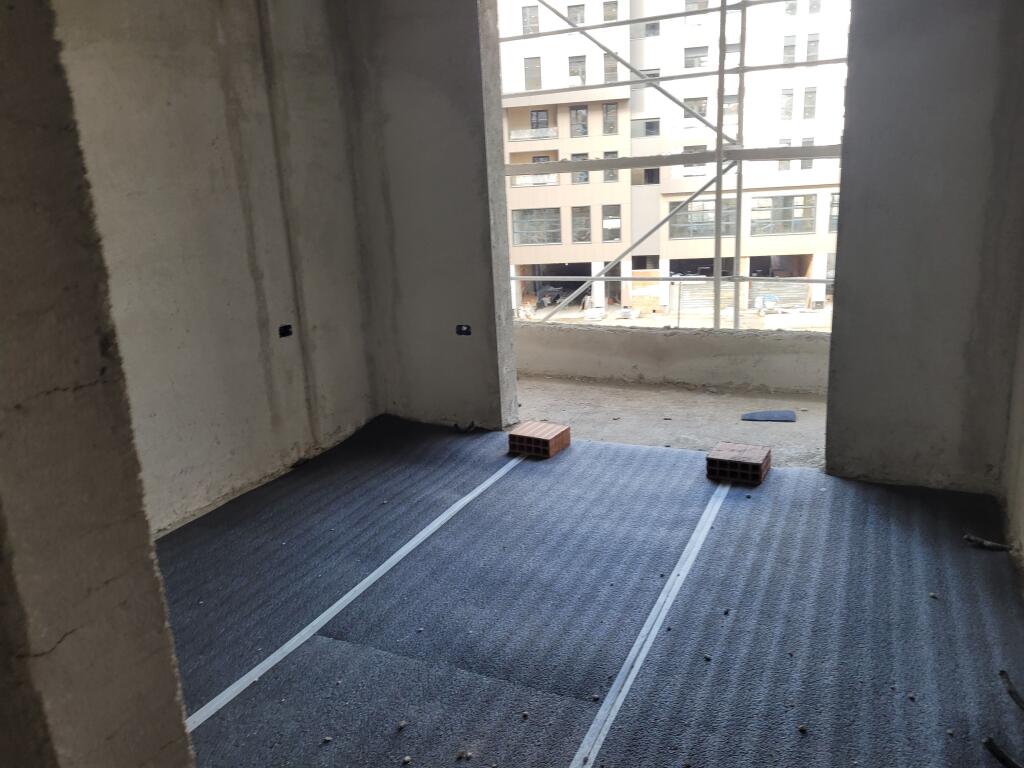 Shitet apartament  2+1 Rajoni policise nr.4(Afer me kinostudion)