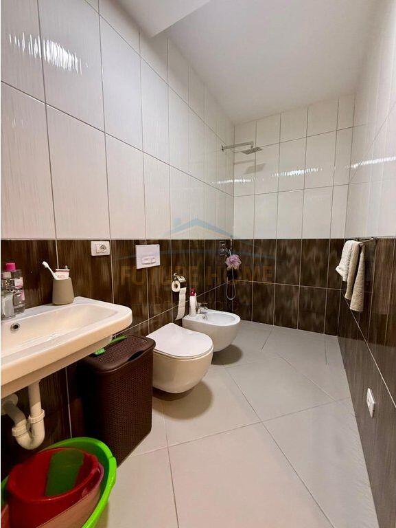 Shitet, Apartament 2+1+2, Rruga e Barrikadave, Tiranë