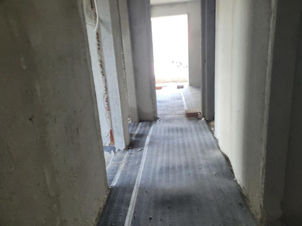 Shitet apartament  2+1 Rajoni policise nr.4(Afer me kinostudion)