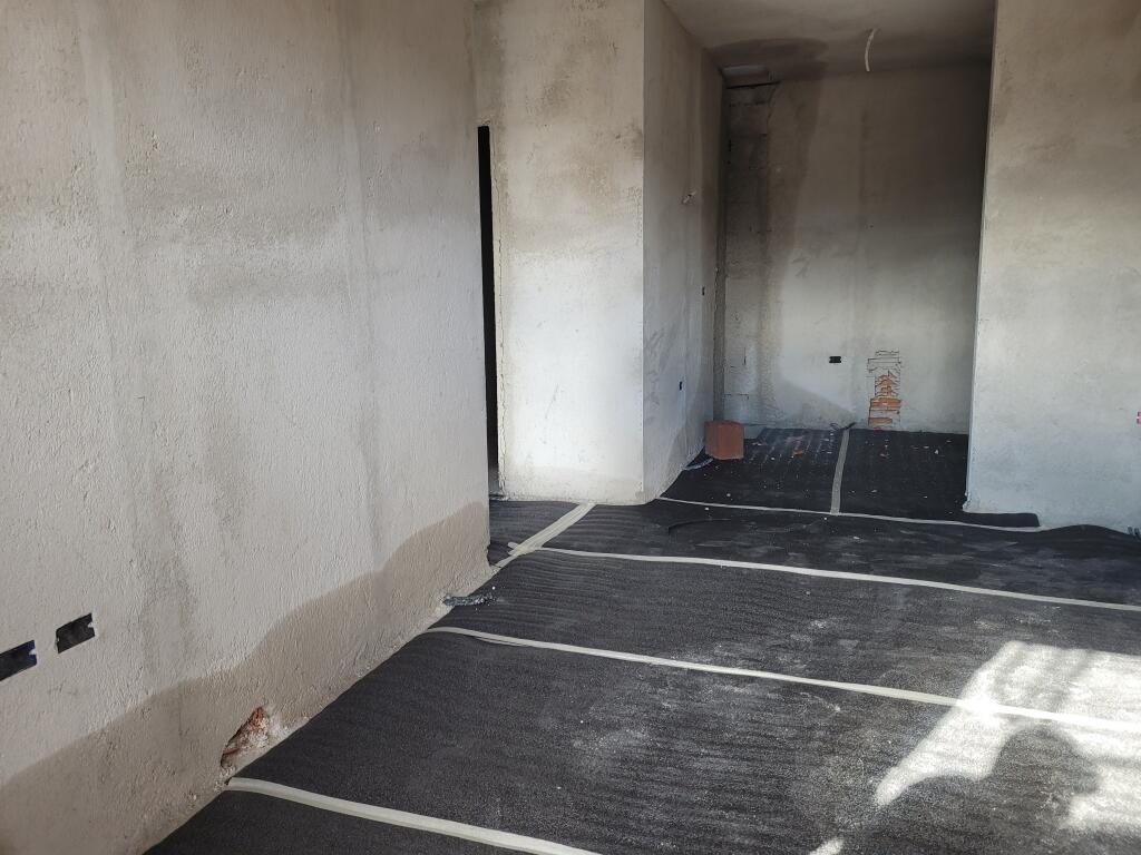 Shitet apartament 1+1 Rajoni policise nr.4(Afer me kinostudion)