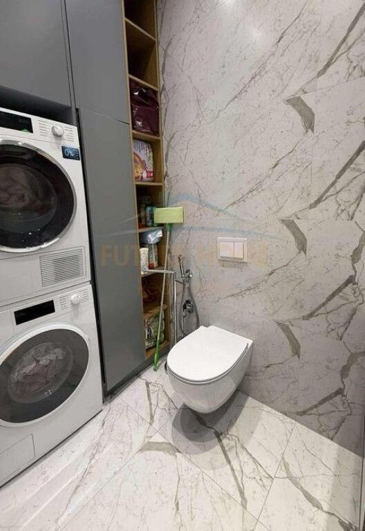 Shitet, Apartament 2+1+2, "Square 21", Rruga e Kavajes, Tiranë