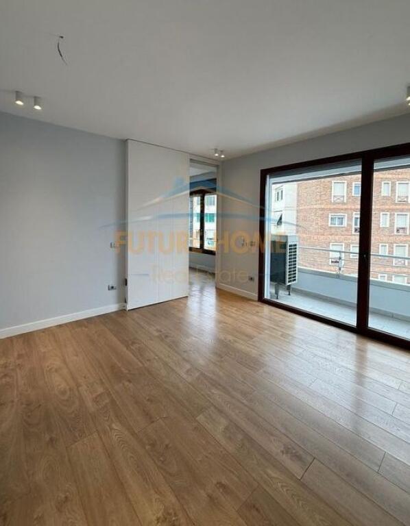 Qira, Ambient per zyra, Hilton Garden Inn Tirana.