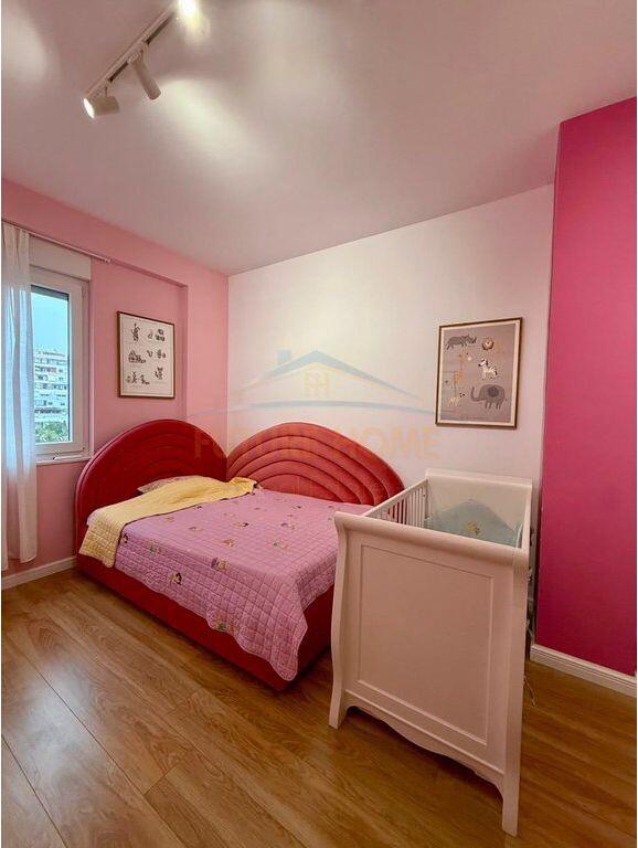 Shitet, Apartament 2+1+2, Rruga e Barrikadave, Tiranë