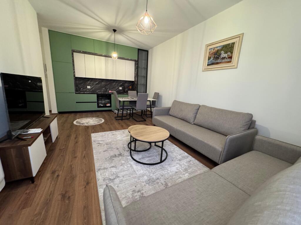 📢 Appartamento in affitto a Paskuqan  • 🏠 Tipo: 2+1  • 📍 Zona: Paskuqan  • 🏢 Piano: 5 (palazzo nuovo con ascensore)  • 💶 Prezzo: 550 € / mese  ✅ Appartamento nuovo, in palazzo moderno con ascensore, adatto a famiglie che cercano comfort e spazio.