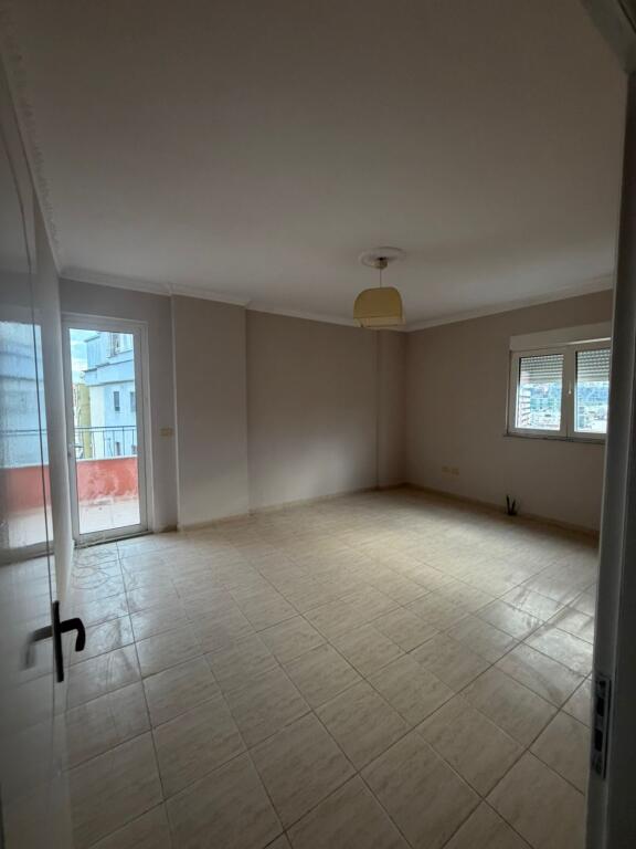 Apartament bosh ose zyre tek komuna e parisit