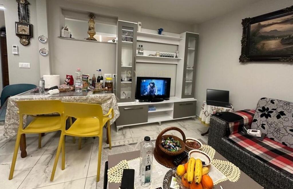 Jepet me qira shtëpi private 1+1 pran rruges Bardhyl