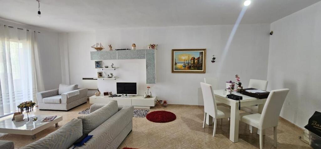 Shitet Apartament 2+1+2