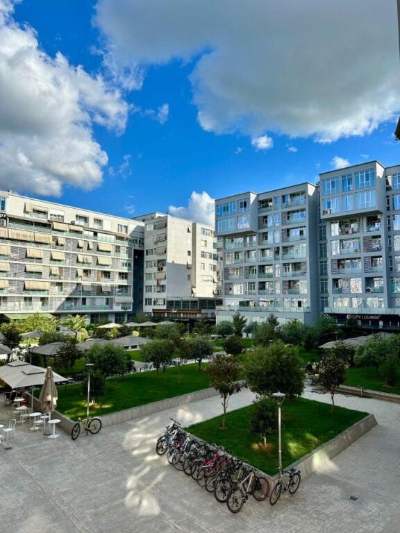 Ambient biznesi per qira tek Kika 2 tek Komuna e Parisit.