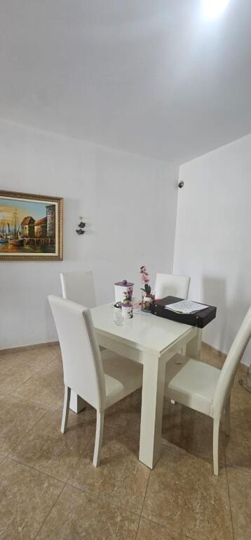 Shitet Apartament 2+1+2