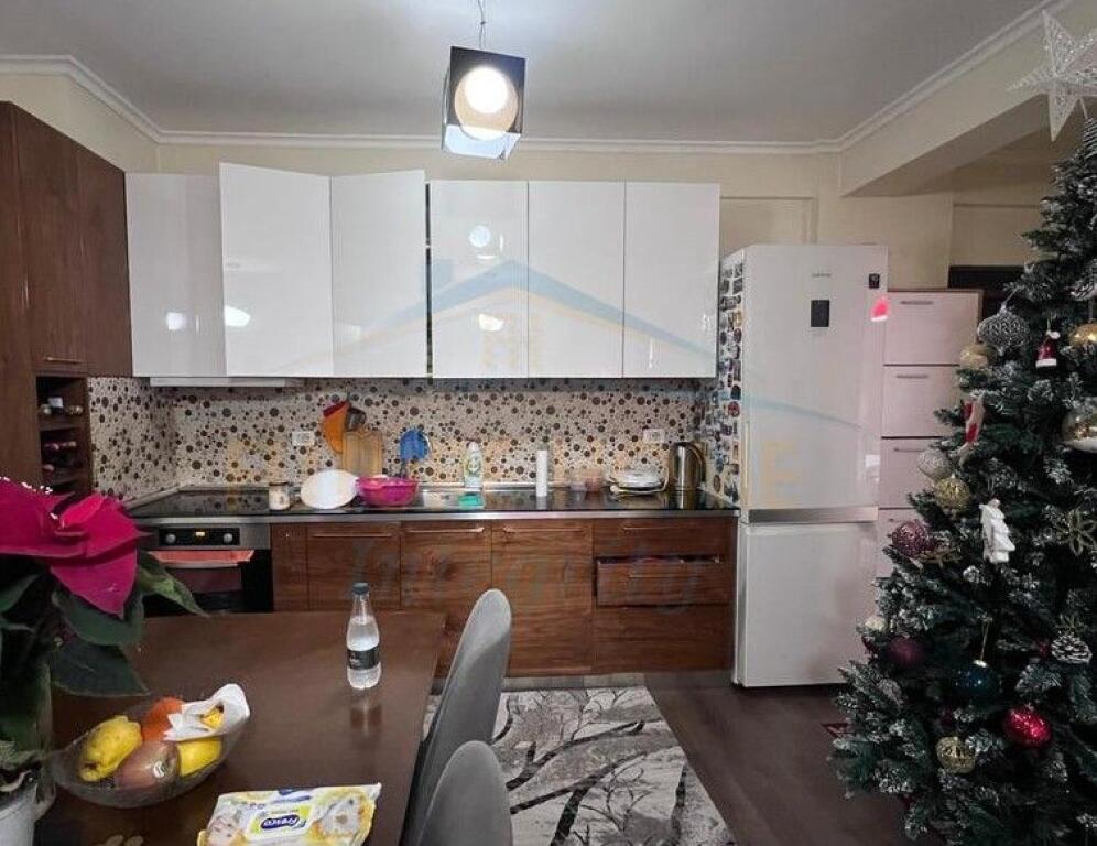 Shitet, Apartament 2+1, Zogu i Zi, Tiranë.