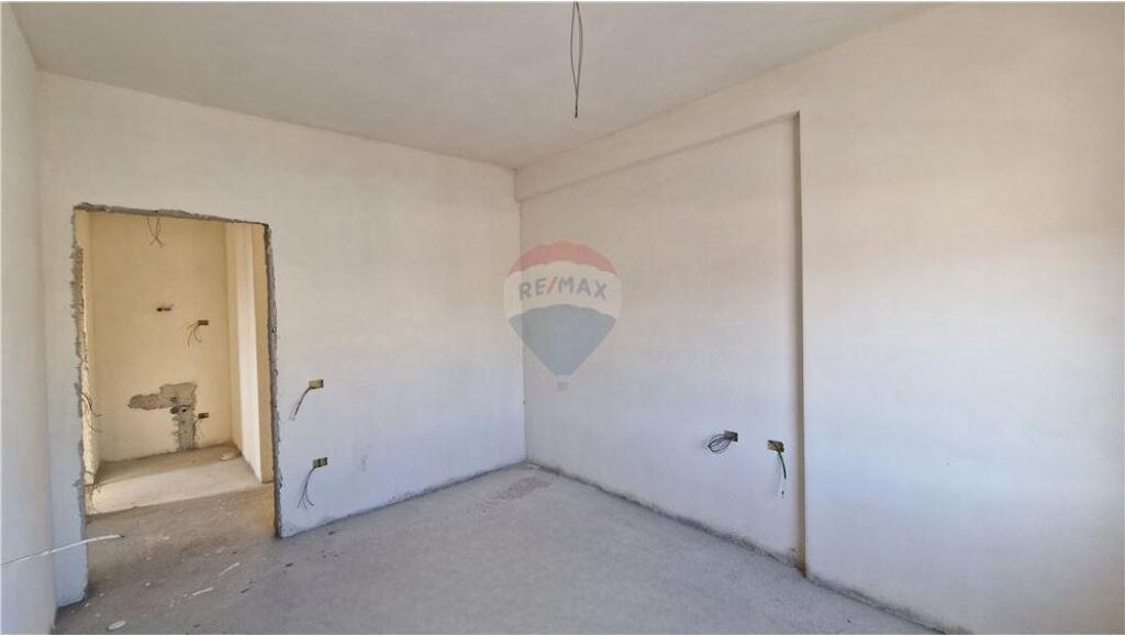 🏙️ Penthouse në Shitje – Vlorë 📍 Rruga Transballkanike, përballë ish-shkollës së Naftës