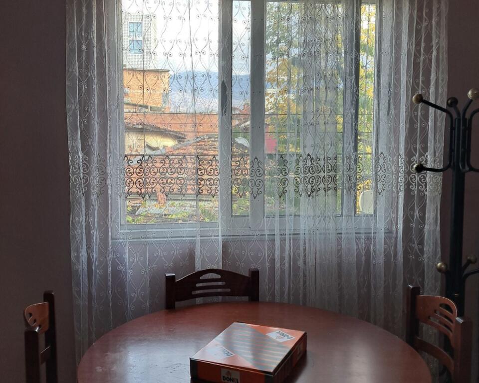 Jepet shtepi me qera, afer Pazarit te Ri