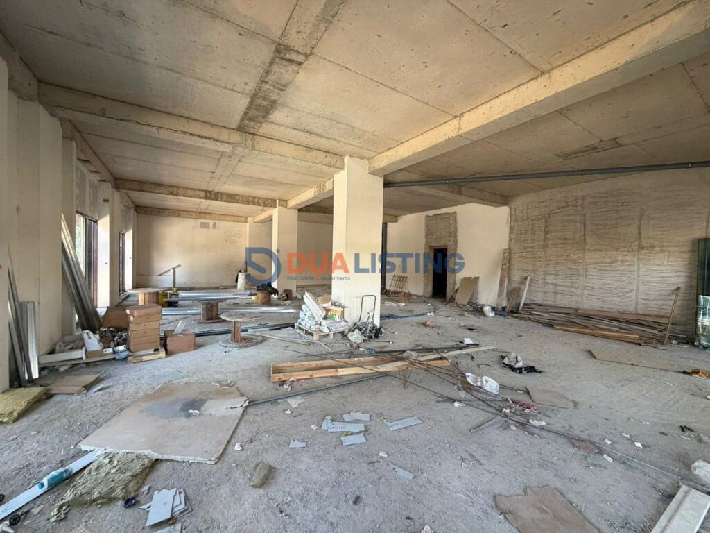 Ambient biznesi per qira ne 📍Rrugen e Kavajes, Kompleksi Square 21!