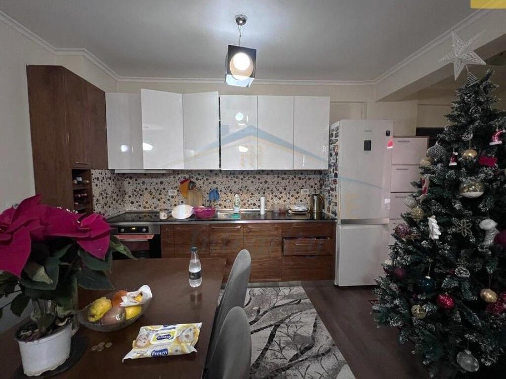 Shitet, Apartament 2+1, Zogu i Zi, Tiranë.