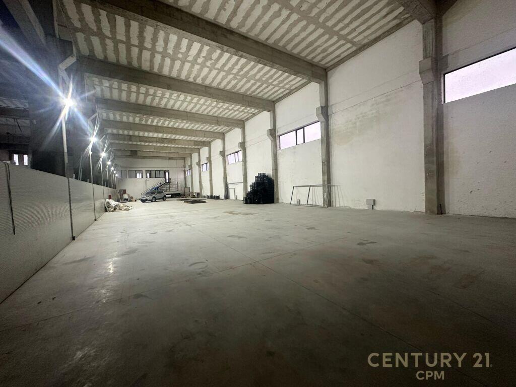 Kapanon me Qira në Fushë-Krujë – 700m² + Zyra &amp; Apartament Opsional 1,800 € /Muaj