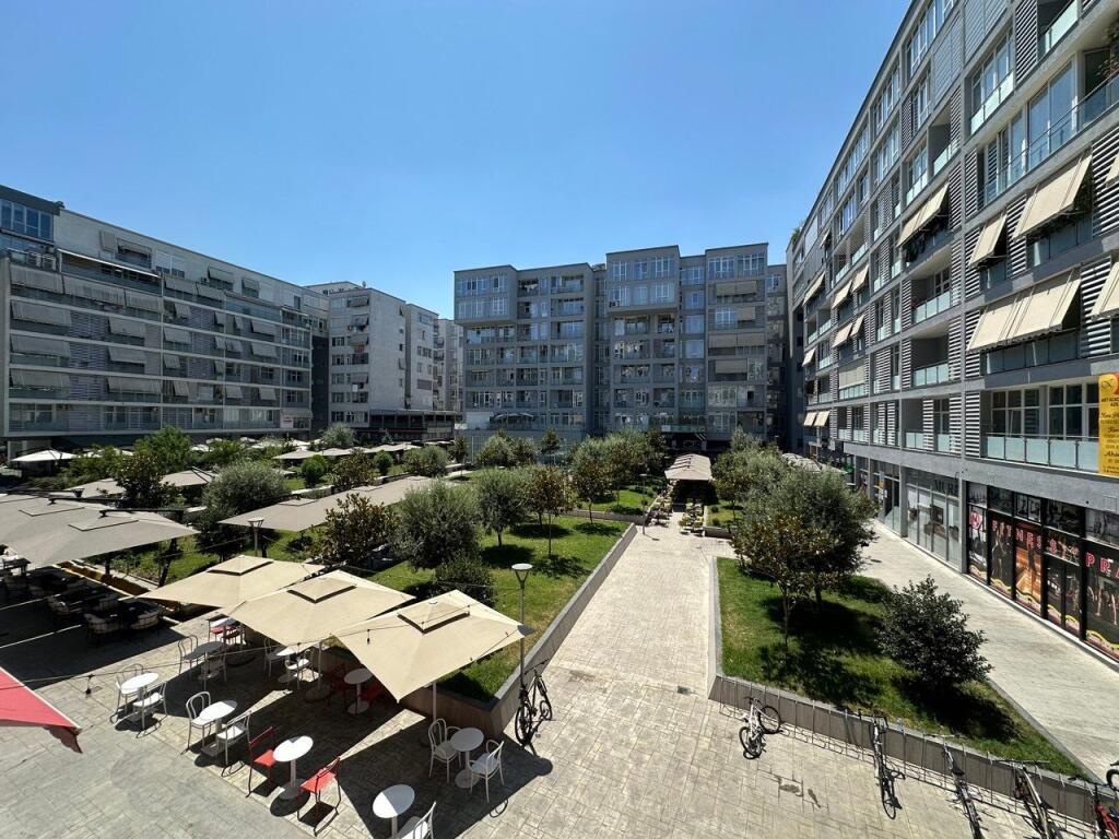 Ambient biznesi per qira tek Kika 2 tek Komuna e Parisit.