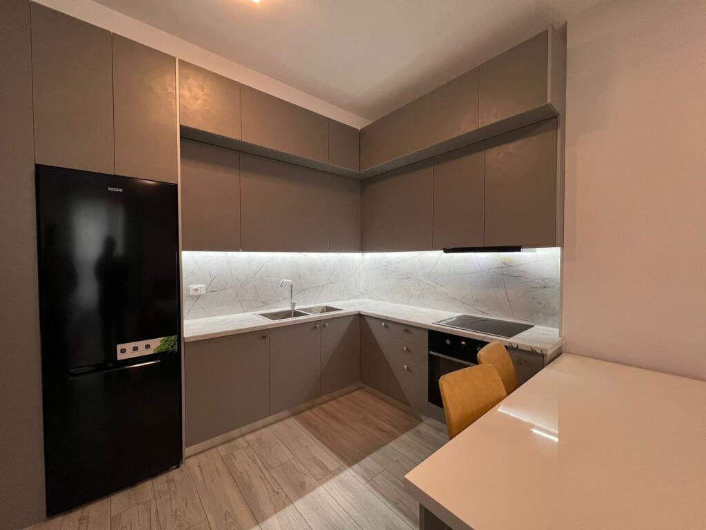 Apartment 1+1 for rent at Komun e Parisit.