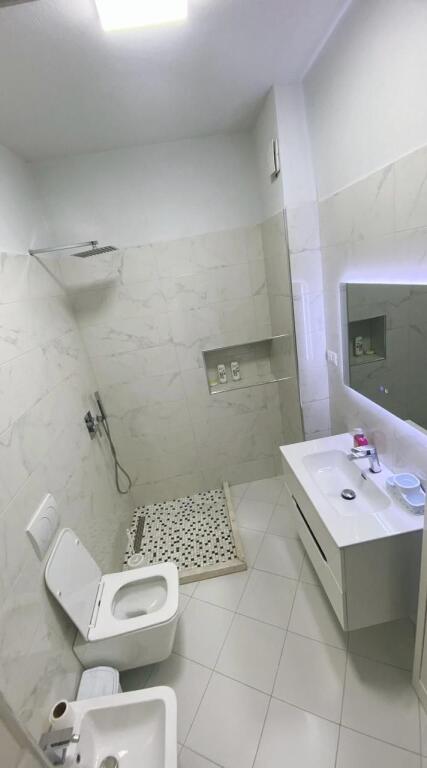 Jepet me qera Apartament 2+1 te Kthesa e Kamzes