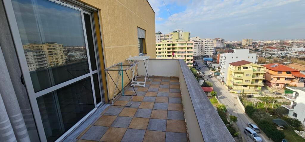 Shitet Apartament 2+1+2