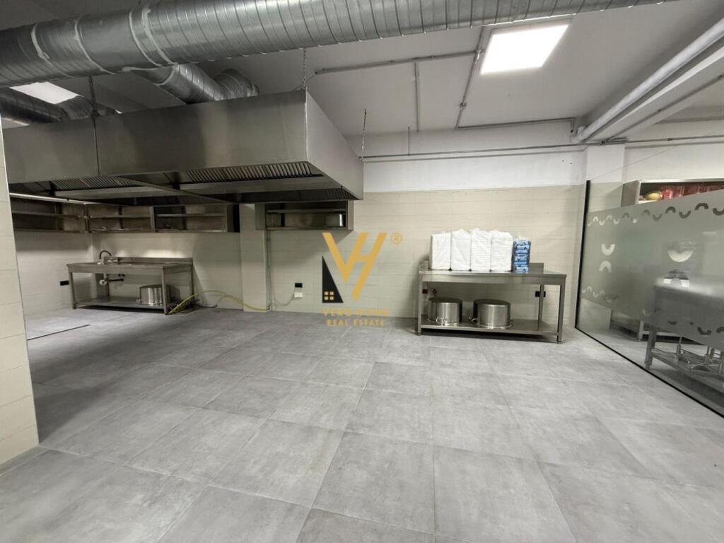 JEPET MAGAZINE 1.200 M2 TE KTHESA E KAMZES 8.000 EURO