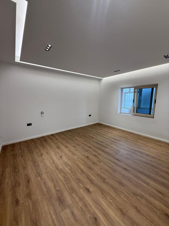 Jepet Ambejt Për Zyrë Me Qira. 📍 Vasil Shanto