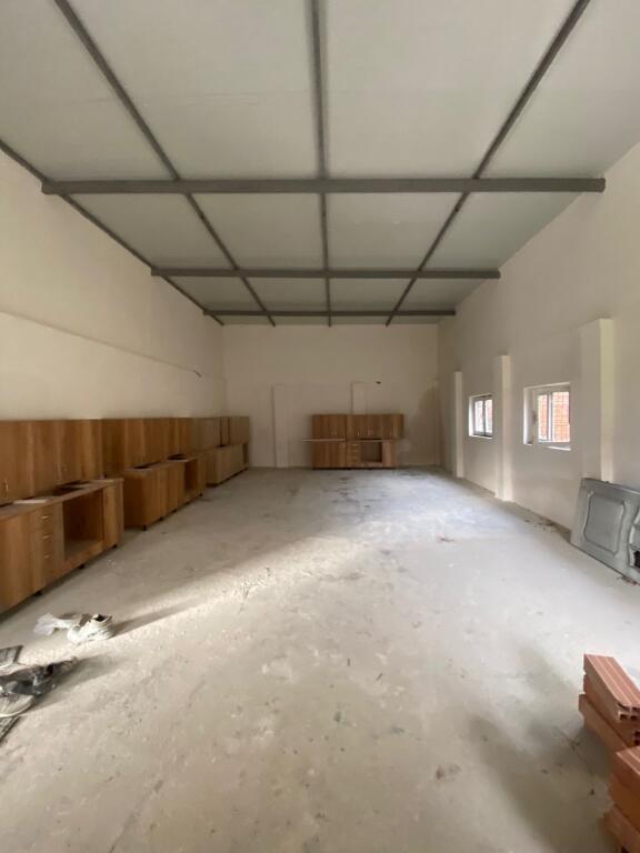 Kafja rremes , magazin me qera