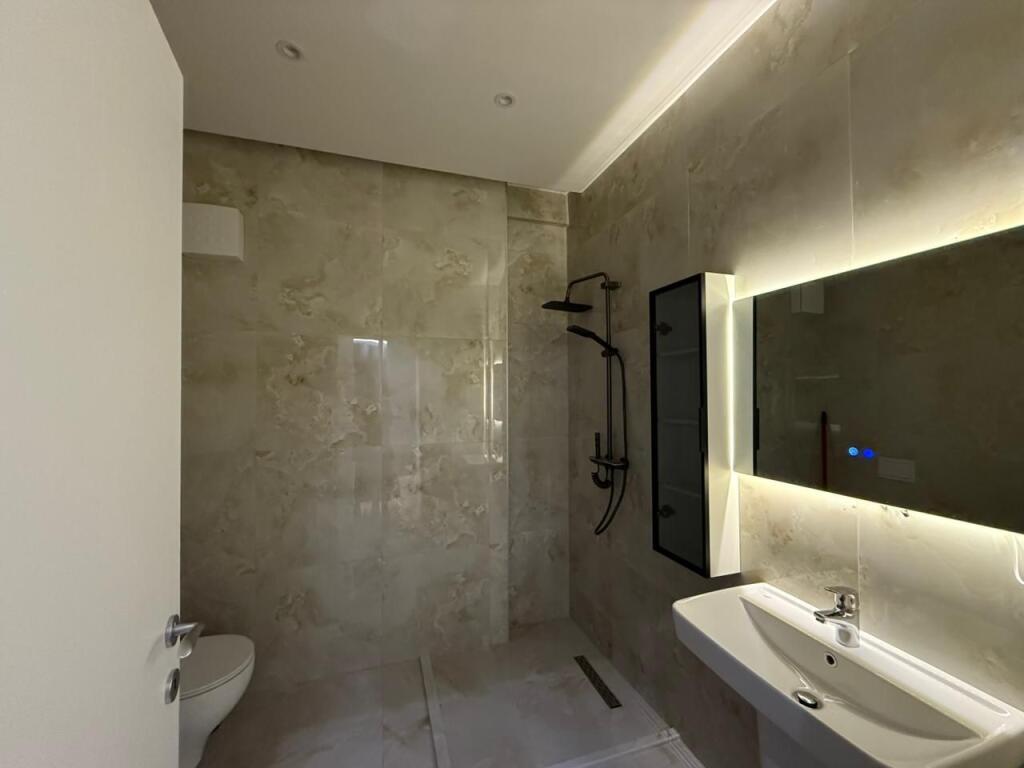 🏠AFFITTASI Appartamento 2+1 📍Via Dibres, vicino al Centro 🏢Palazzo nuovo con ascensore 🛋️Totalmente arredato, mai abitato prima 💶Prezzo: 1100€/Mese