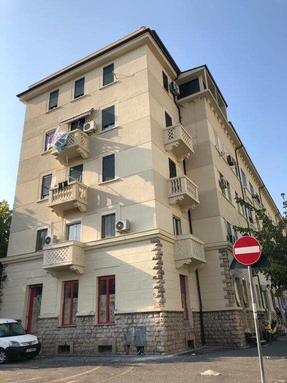 AMBIENT ZYRE ME QERA NE QENDER