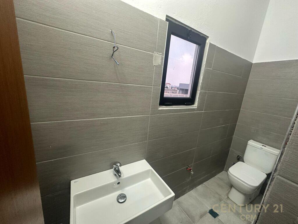 Kapanon me Qira në Fushë-Krujë – 700m² + Zyra &amp; Apartament Opsional 1,800 € /Muaj