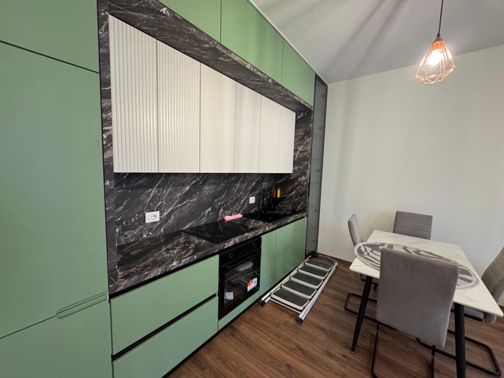 📢 Appartamento in affitto a Paskuqan  • 🏠 Tipo: 2+1  • 📍 Zona: Paskuqan  • 🏢 Piano: 5 (palazzo nuovo con ascensore)  • 💶 Prezzo: 550 € / mese  ✅ Appartamento nuovo, in palazzo moderno con ascensore, adatto a famiglie che cercano comfort e spazio.