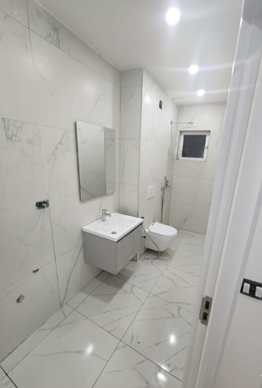 Tek Komuna e Parisit, Prane Rrethrrotullimit, Shitet Apartament 1+1 ne pallat te ri (me 2 ashensore),