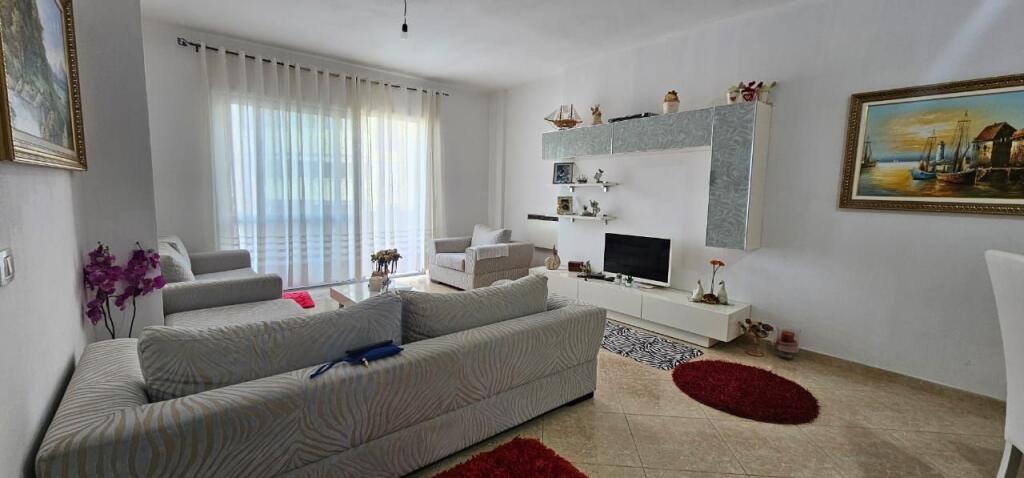 Shitet Apartament 2+1+2