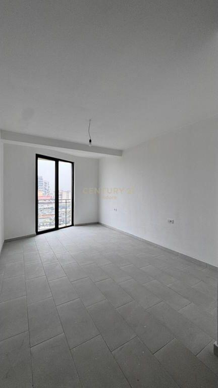 Shitet apartament 3+1+2 + post parkimi te perfshire ne cmim tek Mine Peza!