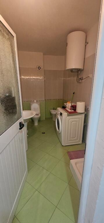 Shitet Apartament 2+1+2