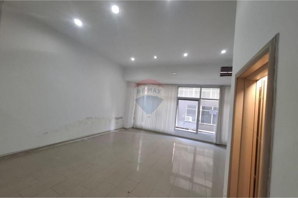 🏬 Shop / Business Premises for Rent –📍 Ismail Qemali Blvd (above Conad)