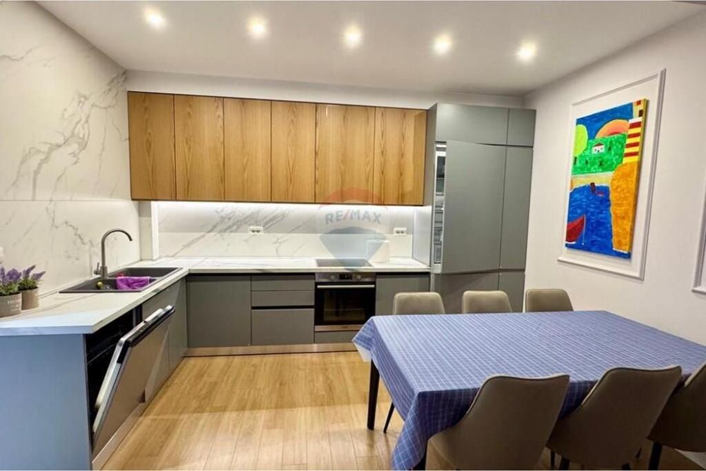 Apartament - Për Shitje - Rruga Nexho Konomi, Tiranë