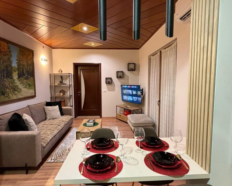 Apartament me qera 1+1 delijorgjit tek rruga Deshmoret e Fekenit