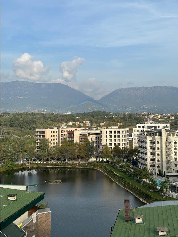 Shitet, Penthouse, Liqeni i Thatë