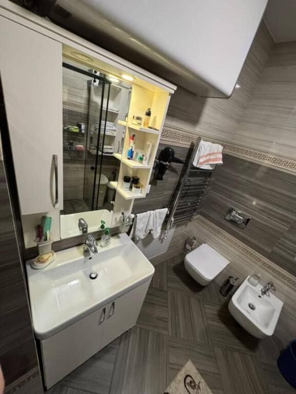 SHITET APARTAMENT 2+1 + DHOMË PUNE – STADIUMI DINAMO