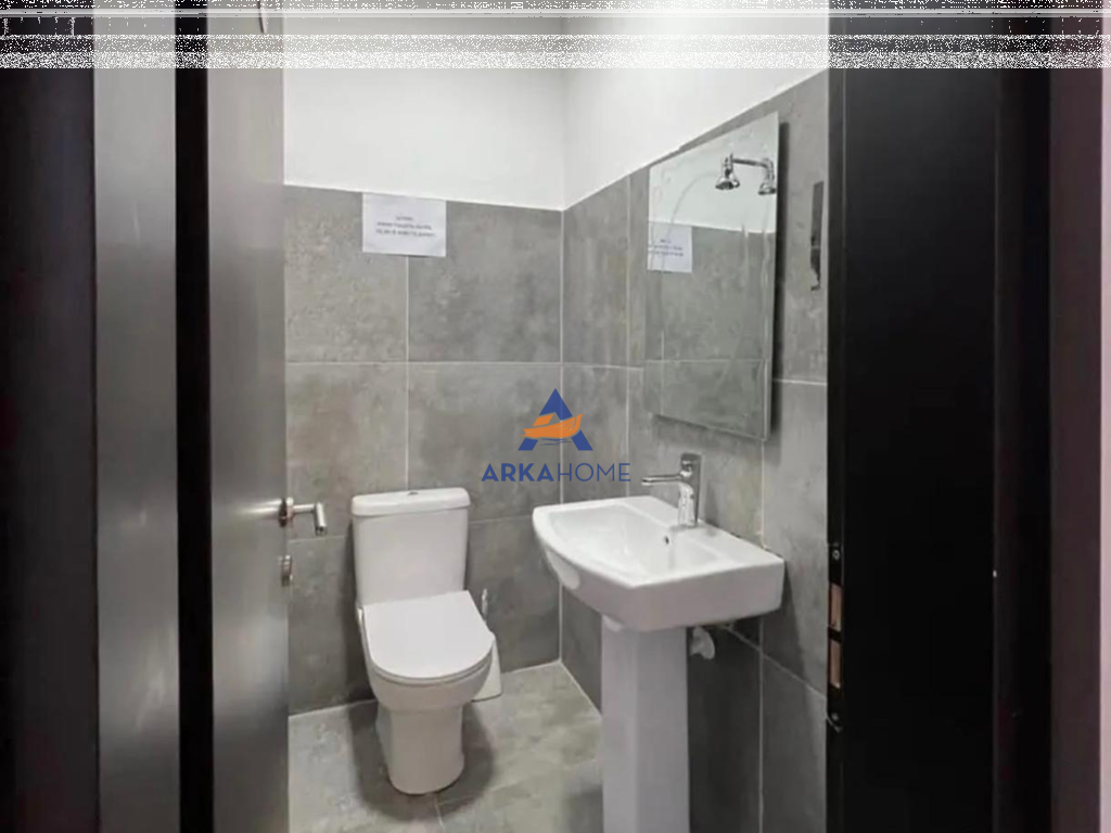 JEPET ZYRE ME QERA 371M2 NETO "KOMPLEKSI USLUGA,STACIONI I TRENIT" 3000 EURO