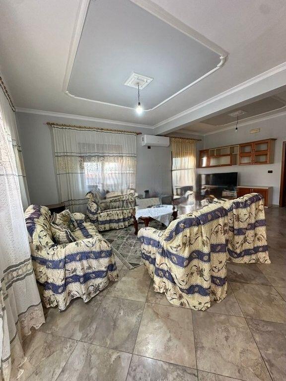 🏡 AFFITTASI Appartamento a Porcelan – SECONDO PIANO DI UNA VILLA(50.000 leke) 500 € /Mese