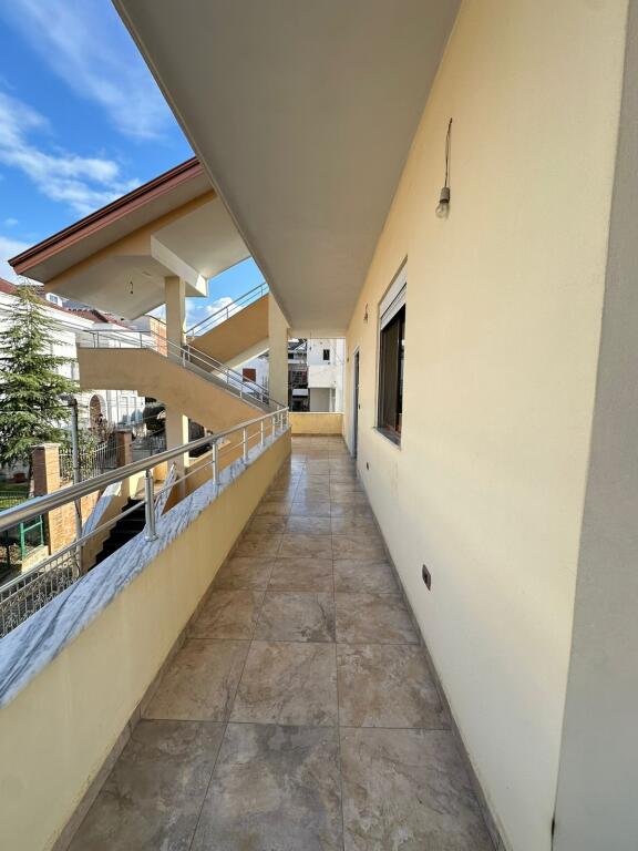 Jepet me qira kati i dytë i një vile Zona: Porcelani