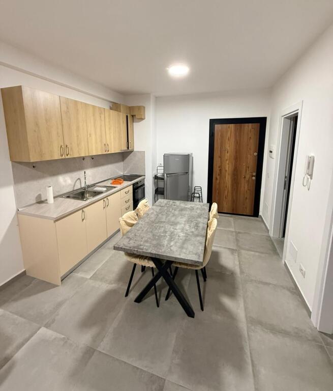 Jepet me qera apartament 1+1+post parkimi te Kompleksi "Univers City" prane Qtu