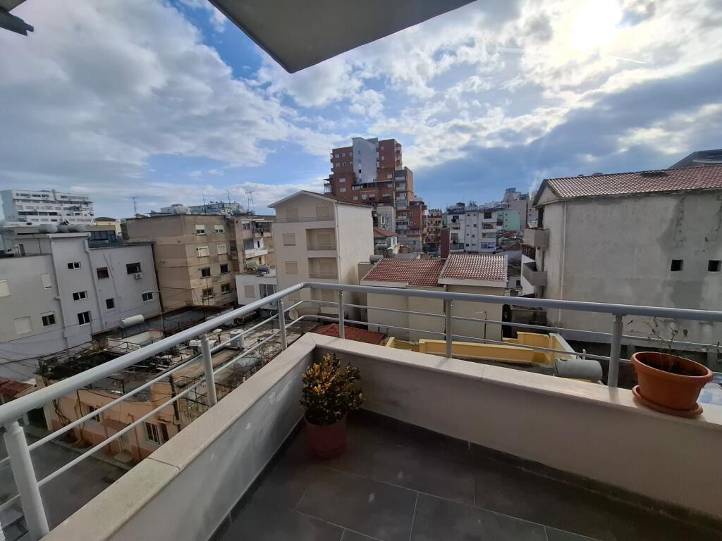 Jepet apartament me qera 1+1