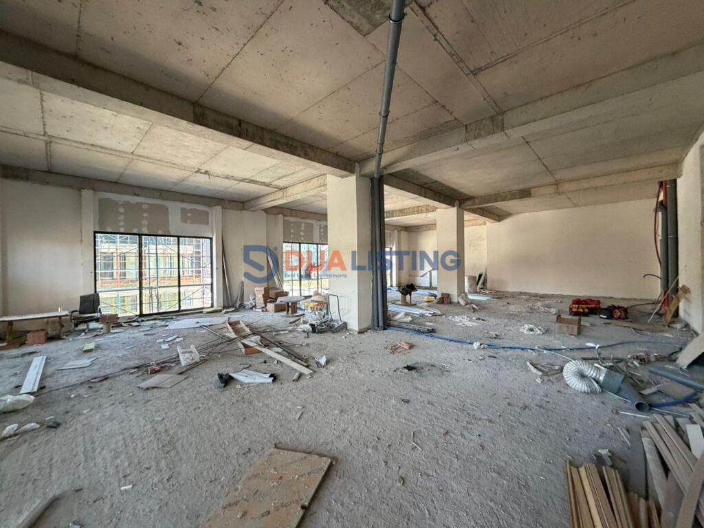 Ambient biznesi per qira ne 📍Rrugen e Kavajes, Kompleksi Square 21!