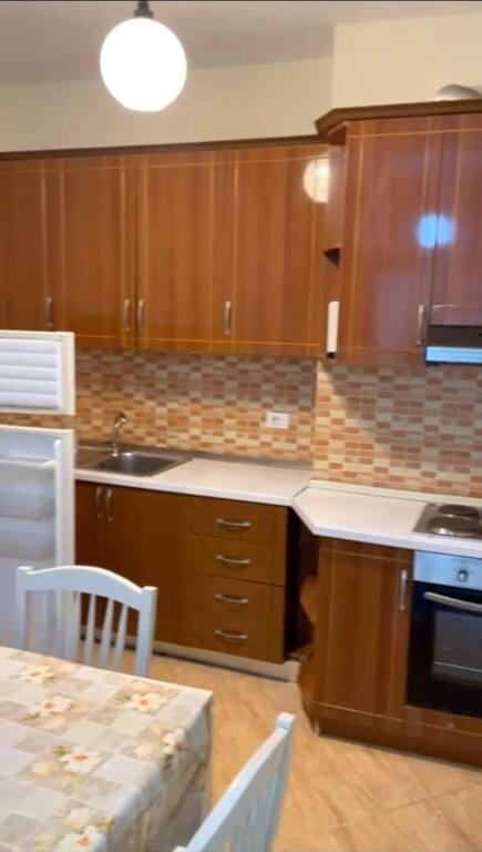 Ne zonen e Don Boskos,perballe Vizion Plusit jepet me qera apartament 2+1+2, i mobiluar 65,000Leke