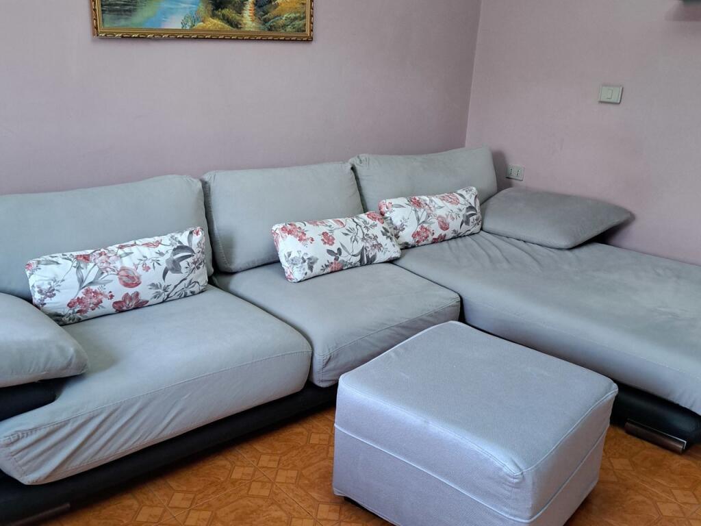 Jepet shtepi me qera, afer Pazarit te Ri