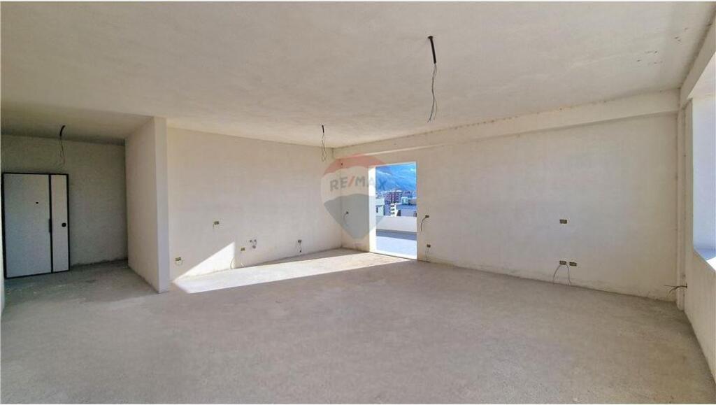 🏙️ Penthouse në Shitje – Vlorë 📍 Rruga Transballkanike, përballë ish-shkollës së Naftës